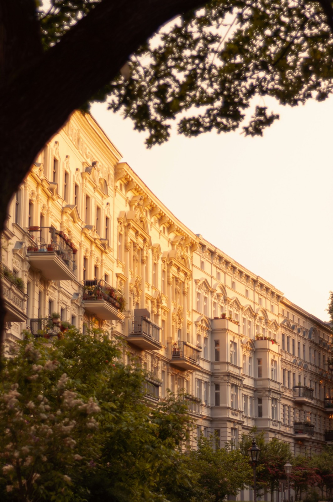 Berliner Altbaufassade mit Balkonen im Abendlicht